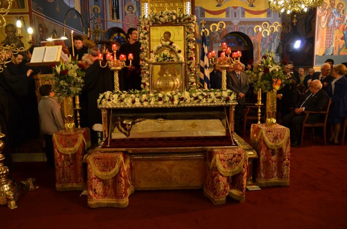 Мощи святителя Григория выносят в центр храма Мощи святителя Григория выносят в центр храма