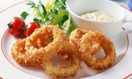 Так подают жареные кальмары в Греции