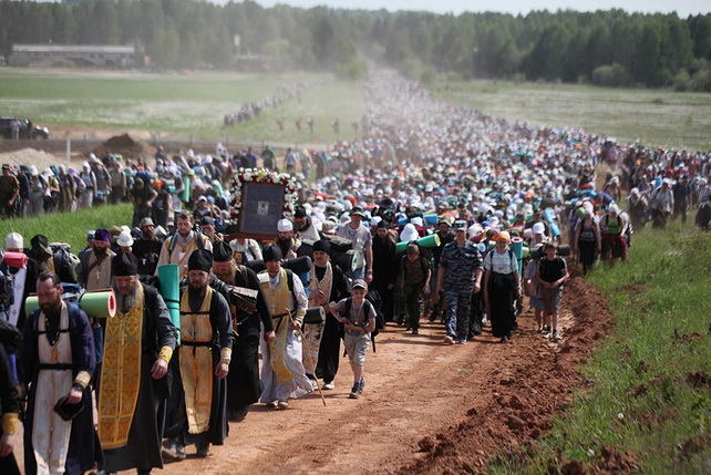 Ежегодно Великорецкий крестный ход собирает тысячи паломников. 2013 год Ежегодно Великорецкий крестный ход собирает тысячи паломников. 2013 год