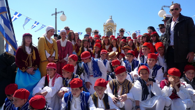 Участники детского фолклерного ансамбля на острове Тинос Участники детского фолклерного ансамбля на острове Тинос