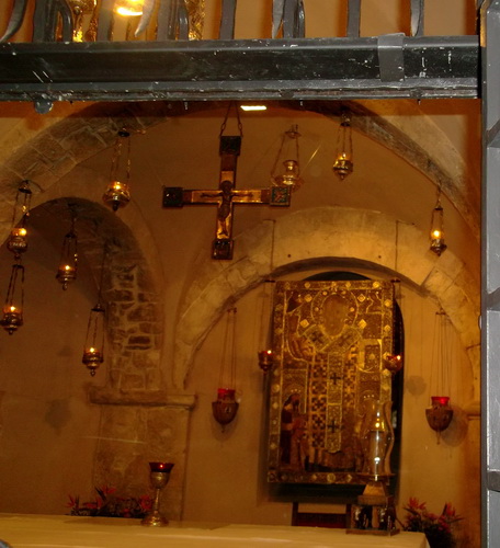 Алтарь крипты, где почивают мощи святителя Николая