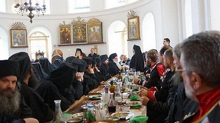 За трапезой в Свято-Пантелеимоновом монастыре За трапезой в Свято-Пантелеимоновом монастыре