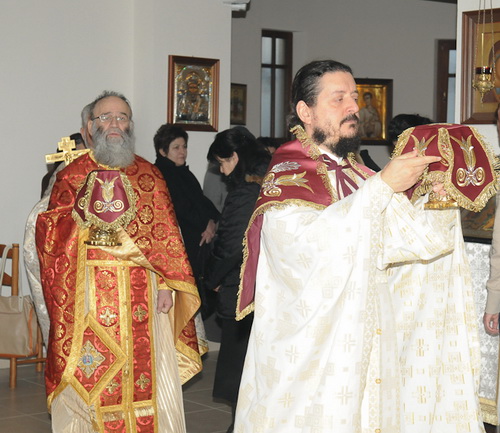 Богослужение в нижнем храме Богослужение в нижнем храме