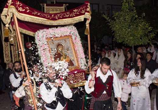 Существует обычай - посыпать святыню лепестками цветов Существует обычай - посыпать святыню лепестками цветов