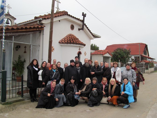 Группа паломников паломнического центра СОЛУНЬ у храма святителя Вуколоса в Мавромати Группа паломников паломнического центра СОЛУНЬ у храма святителя Вуколоса в Мавромати